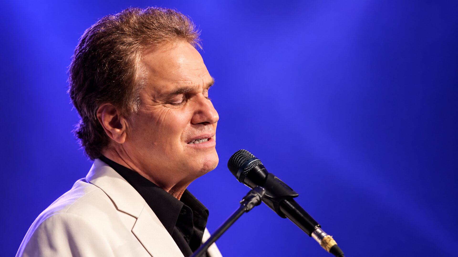 Terry MacAlmon leading a worship gathering