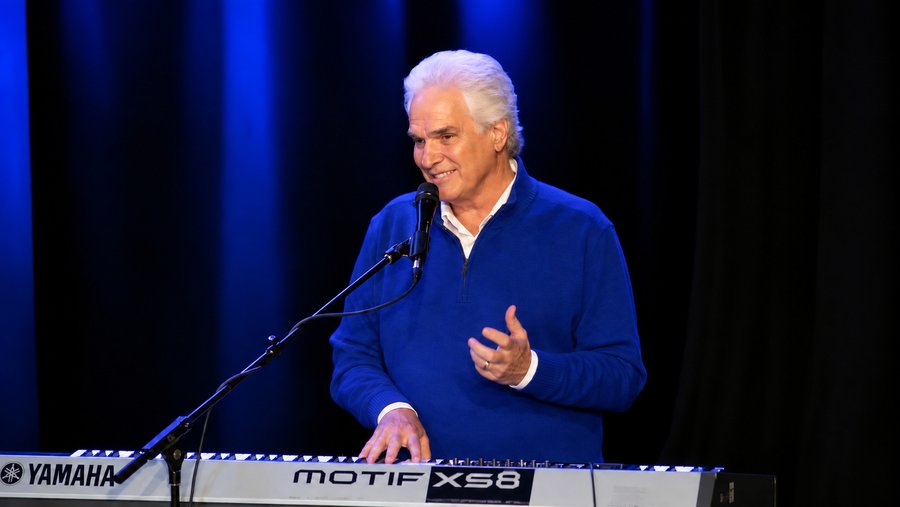 Terry MacAlmon tijdens een officiële worshipperformance