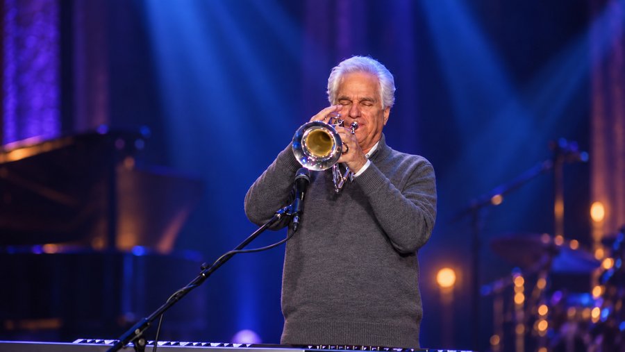 Terry MacAlmon tijdens een officiële worshipperformance