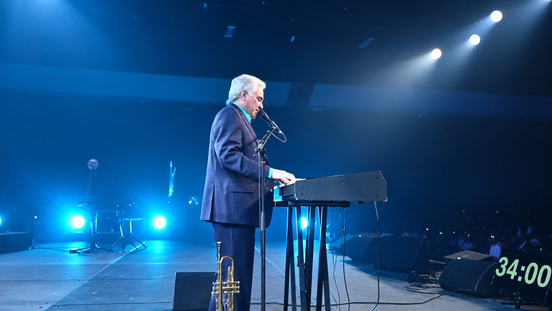 Terry MacAlmon achter zijn keyboard in blauw podiumlicht