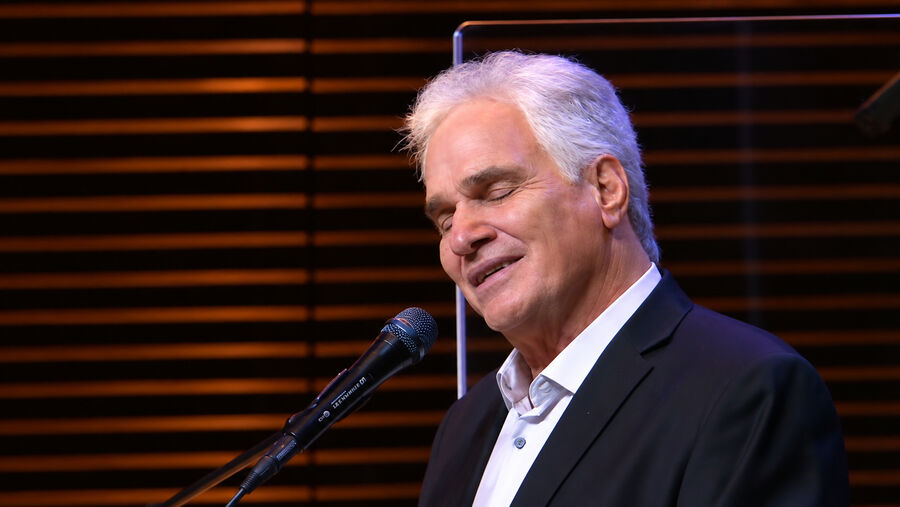 Portret van Terry MacAlmon tijdens een optreden